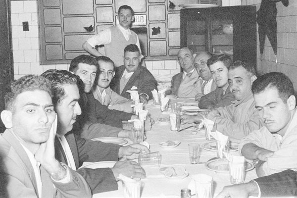 Esta foto, cedida pelo advogado Walter Anawate, mostra uma reunião de amigos no antigo Bar Indiano, que existia na Praça Barão, isso no começo dos anos 60. No sentido horário, confiram os presentes: Walter Anawate, Flávio Rocha, Hélio Leite, Fauze Mussalé